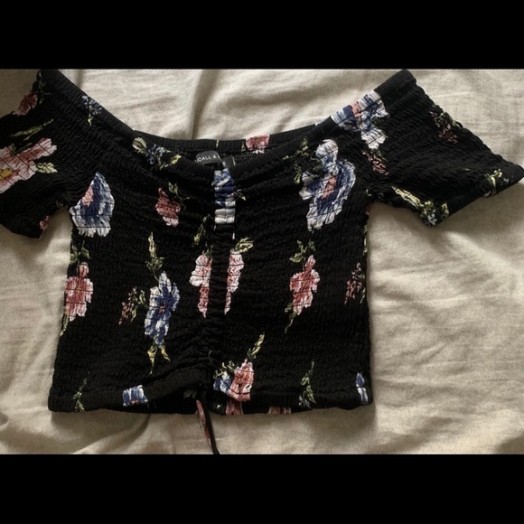 off the shoulder crop top - Picture 4 of 4